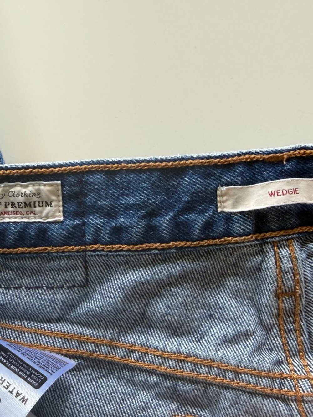 Levis Premium Wedgie Straight Jeans Jive Ship Medium Blue Raw Hem 26 22861-0110 - Picture 7 of 10